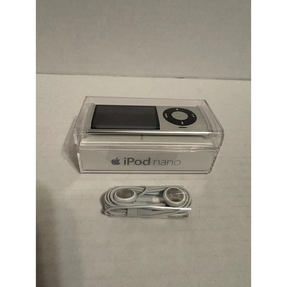Apple iPod nano 5th Gen 8GB Silver MP3 Player A1320 PC535LL/A Case & Earbuds